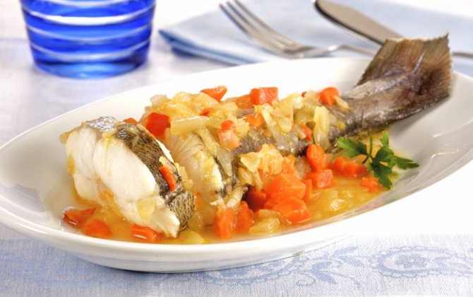 pescado al horno sobre cama de verduras recetas argentinas de pescado