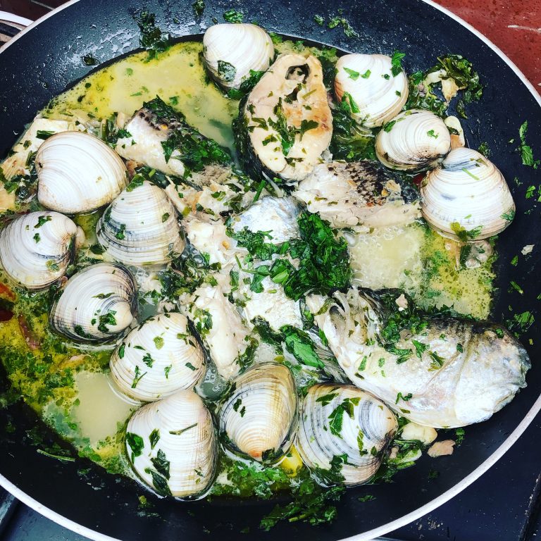 pescado salsa de perejil ajo vino blanco